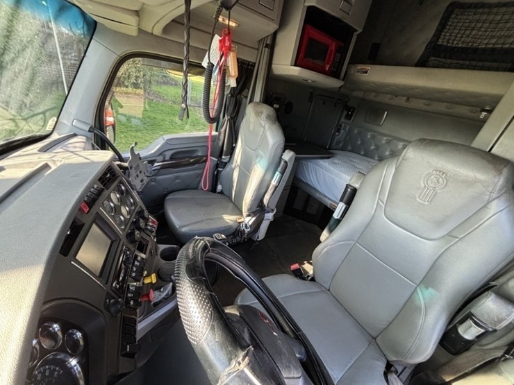 2016-kenworth-t680-image-28