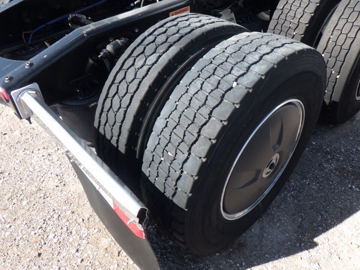 2024-freightliner-cascadia-126-image-9