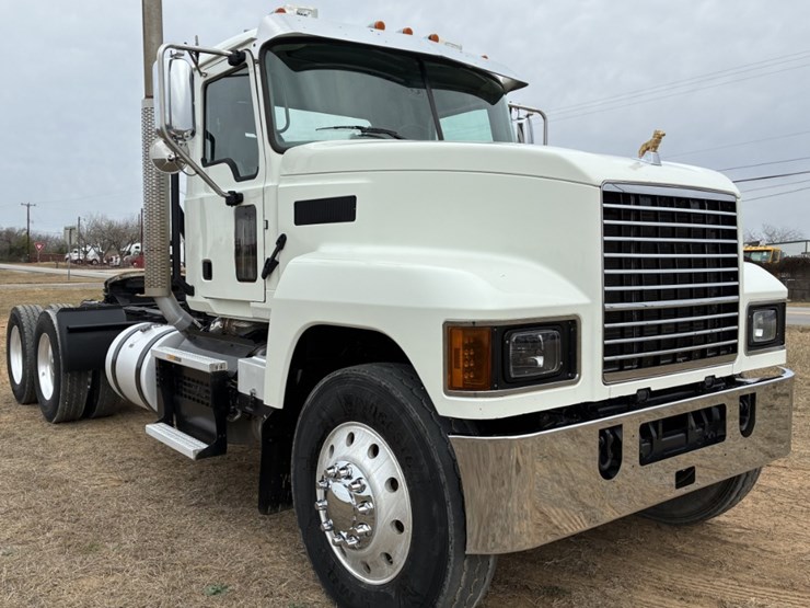 2020-mack-p164t-daycab-image-3