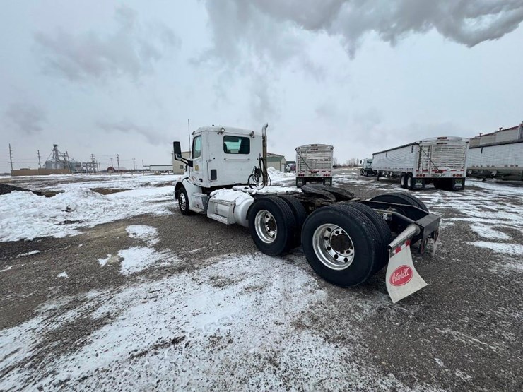 2017-peterbilt-567-image-4