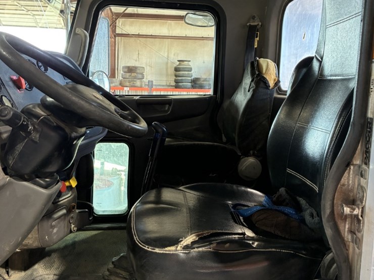 2016-peterbilt-365-image-7