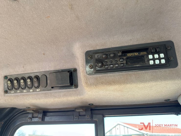 2010-komatsu-d51px-22-image-21