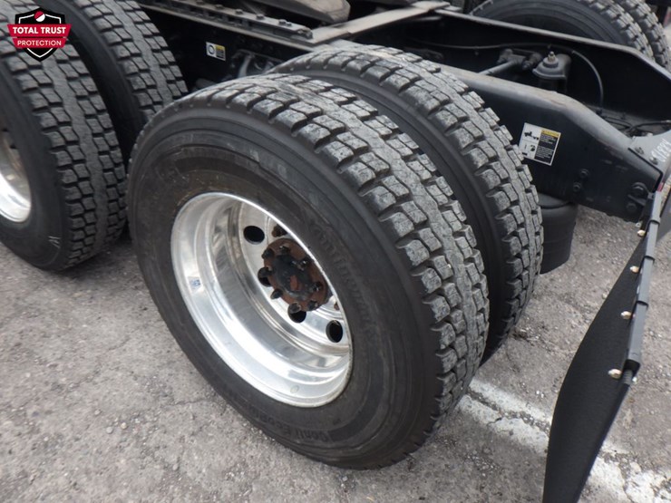 2022-peterbilt-579-image-12