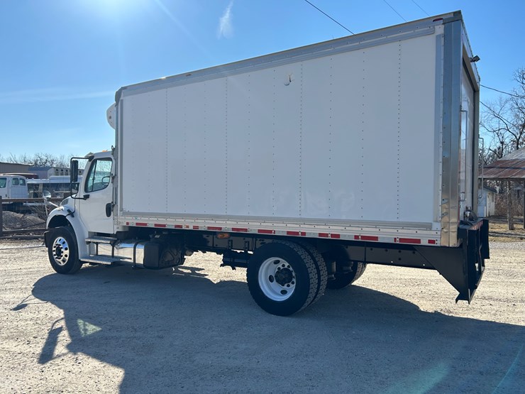 2018-freightliner-m2-106-image-7