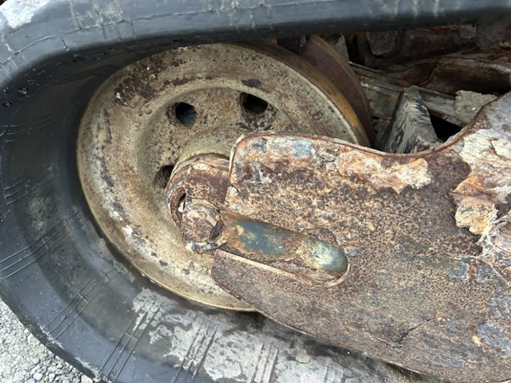 2023-deere-317g-image-12