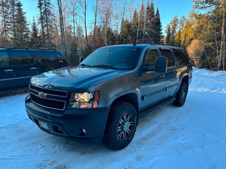 2010-chevrolet-suburban-image-9
