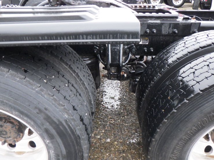 2017-peterbilt-579-image-12