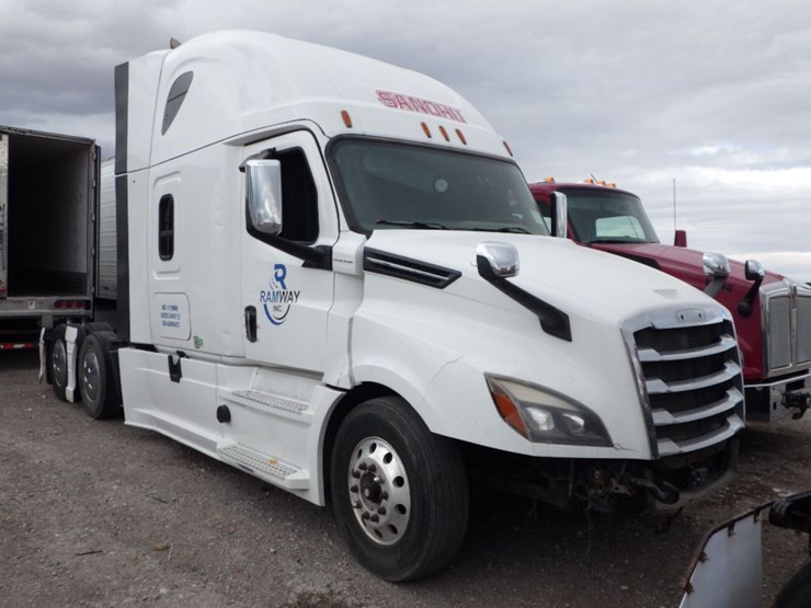 2019-freightliner-cascadia-126-image-3
