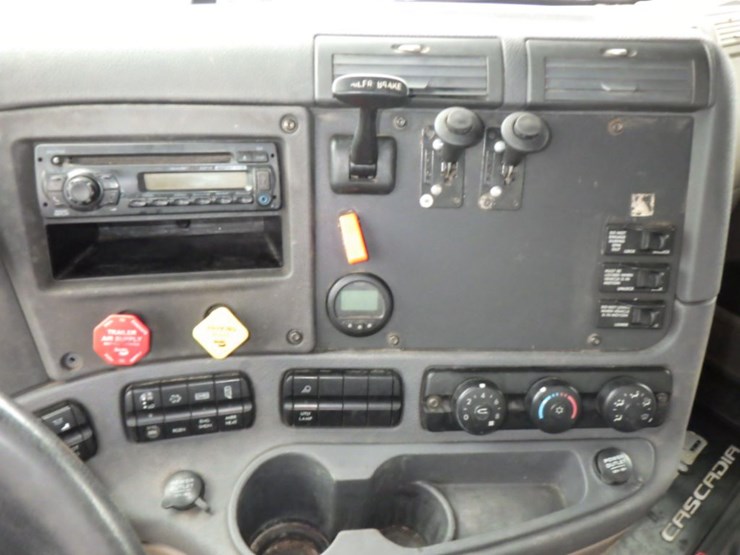 2016-freightliner-cascadia-125-image-16