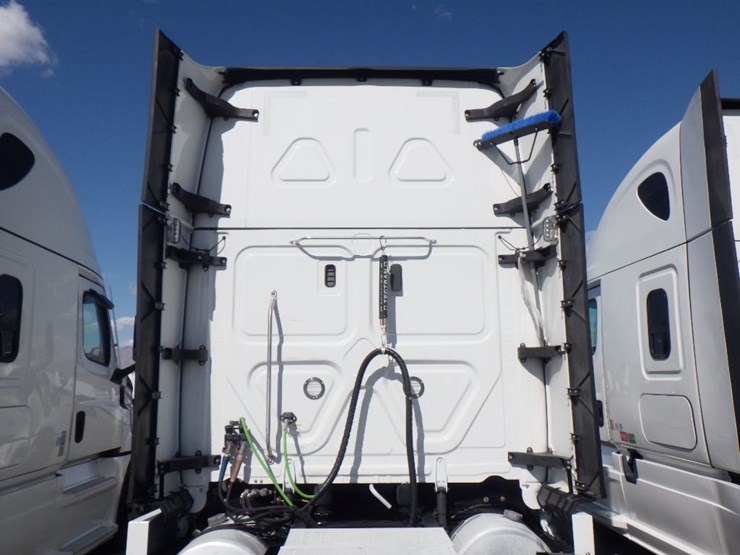 2024-freightliner-cascadia-126-image-12