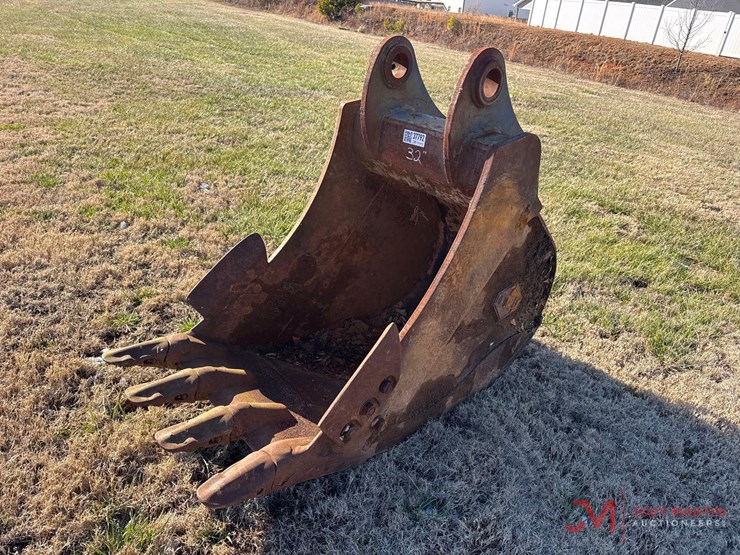 hensly-32"-excavator-tooth-bucket-image-4