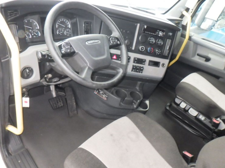 2021-freightliner-cascadia-126-image-22