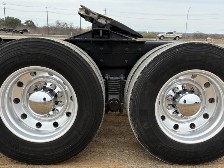 2020-mack-p164t-daycab-image-10