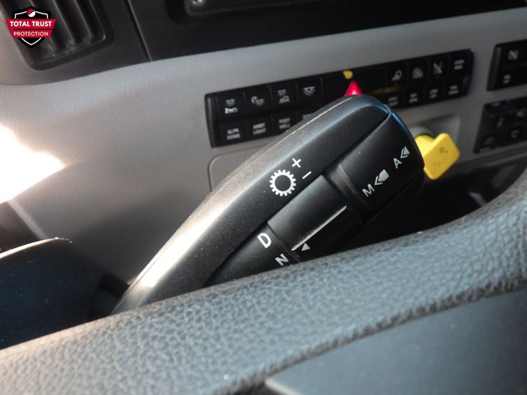 2021-freightliner-cascadia-126-image-18