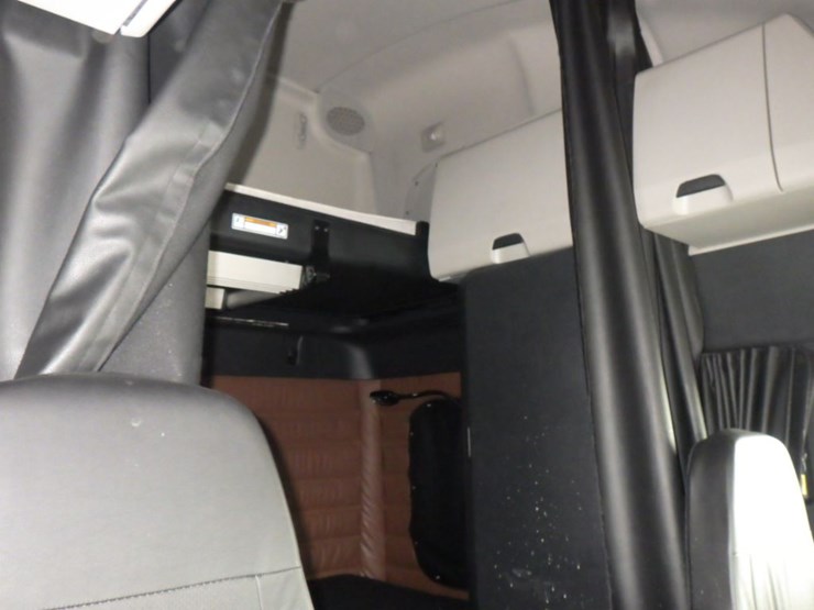 2022-freightliner-cascadia-126-image-4