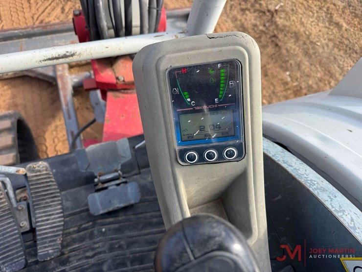 2020-takeuchi-tb240-image-22