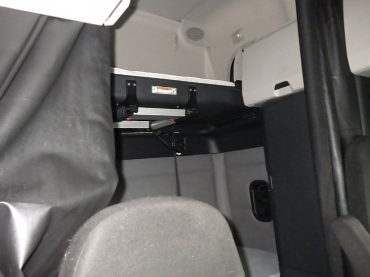 2020-freightliner-cascadia-126-image-7