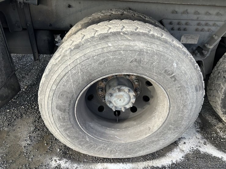 2014-peterbilt-320-image-11