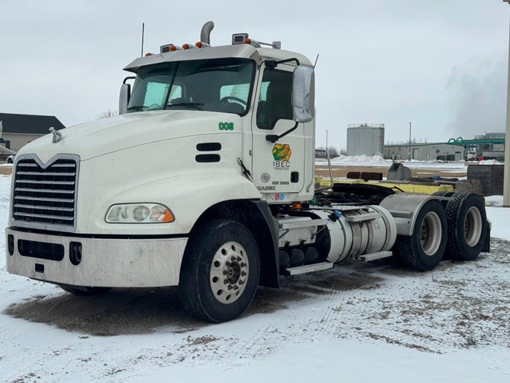 2018-mack-cxu613-day-cab-image-1