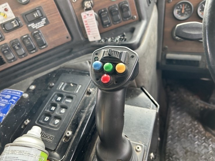 2014-peterbilt-320-image-27