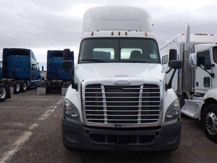 2015-freightliner-cascadia-113-evolution-image-2