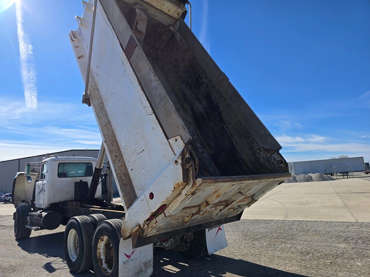 2001-mack-rd688s-image-58