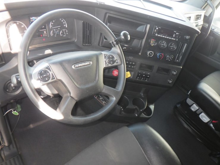 2024-freightliner-cascadia-126-image-18