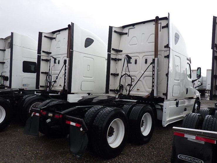 2020-freightliner-cascadia-126-image-13