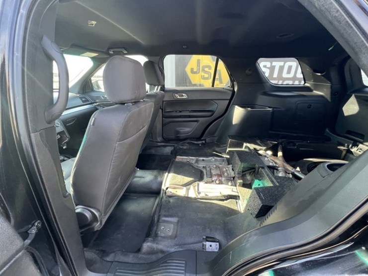 2016-ford-explorer-image-23