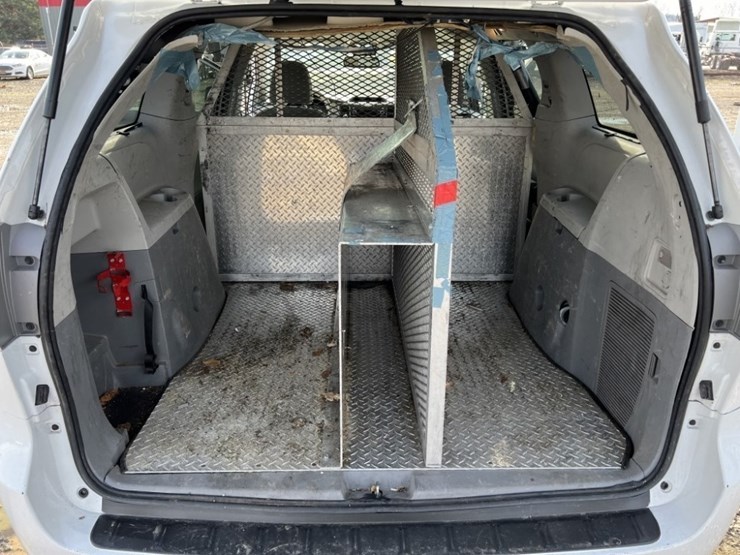 2014-toyota-sienna-le-image-22