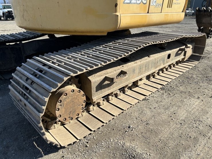 2004-deere-225c-lc-image-19