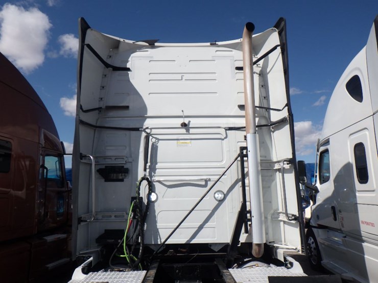 2023-volvo-vnl-760-image-14