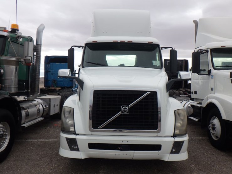 2012-volvo-vnl-300-image-2