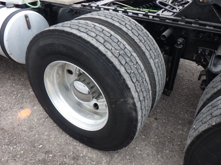 2012-caterpillar-ct660l-image-12