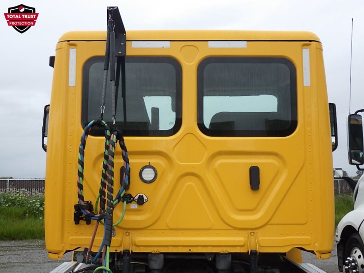 2022-freightliner-cascadia-126-image-8