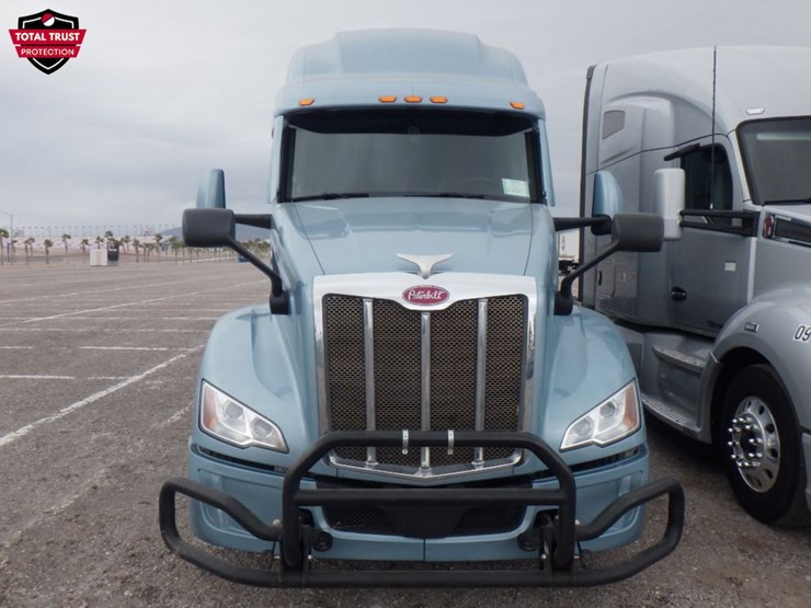 2022-peterbilt-579-image-2