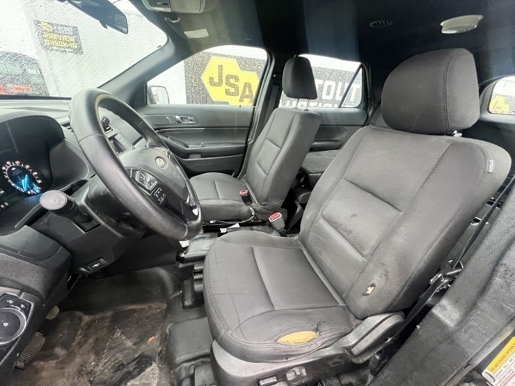 2017-ford-explorer-image-25