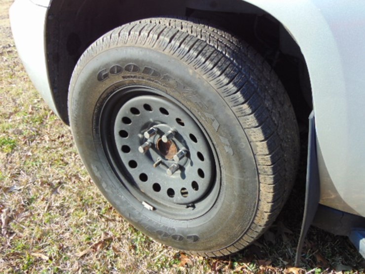 2011-chevrolet-suburban-image-2