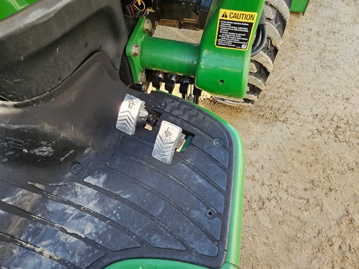 john-deere-3320-image-23