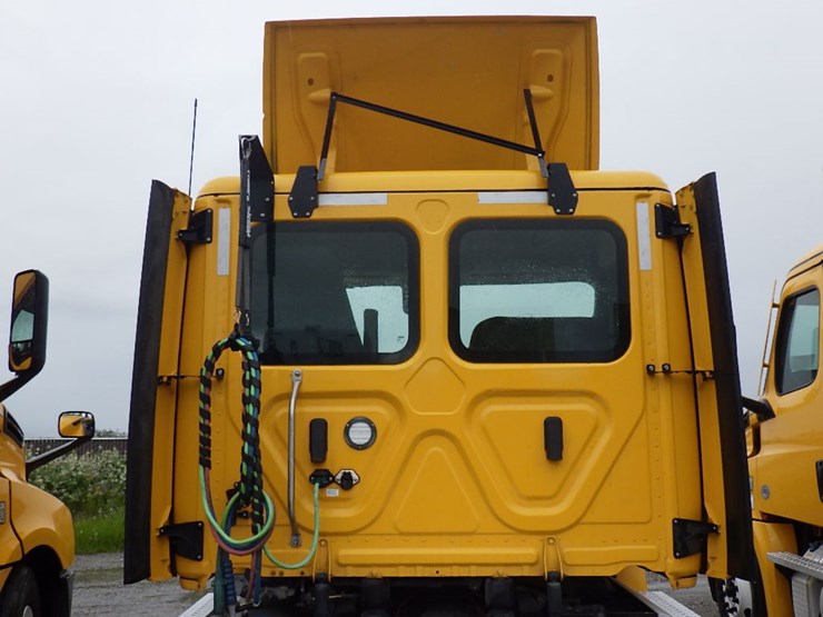 2022-freightliner-cascadia-126-image-9