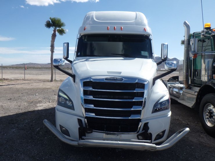 2022-freightliner-cascadia-126-image-2