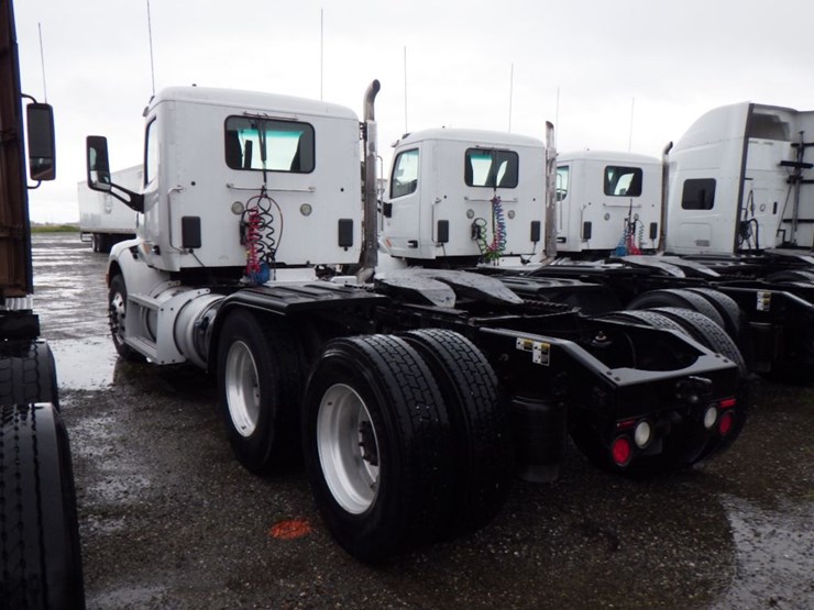 2017-peterbilt-579-image-11