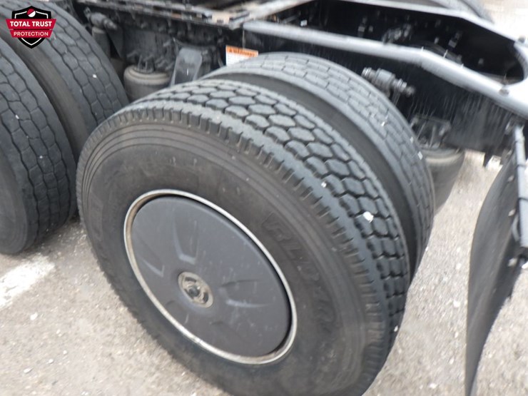 2023-freightliner-cascadia-126-image-11