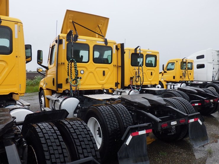 2022-freightliner-cascadia-126-image-10