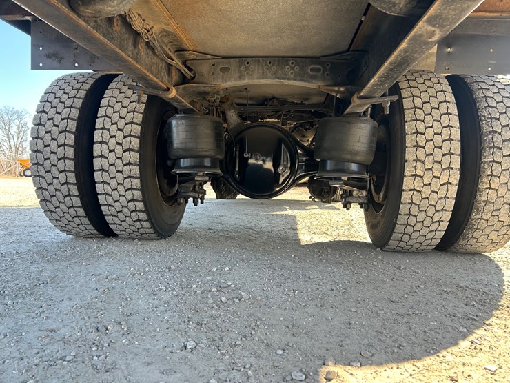 2018-freightliner-m2-106-image-82