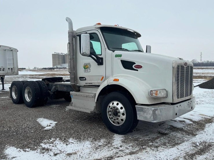 2017-peterbilt-567-image-2