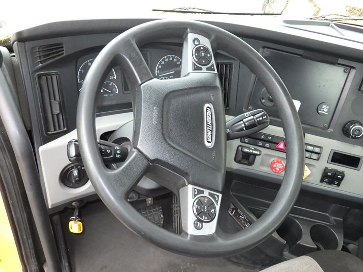 2022-freightliner-cascadia-126-image-13