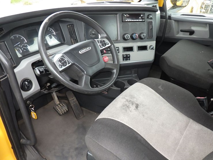 2022-freightliner-cascadia-126-image-12