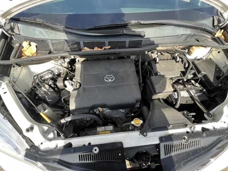 2014-toyota-sienna-le-image-13