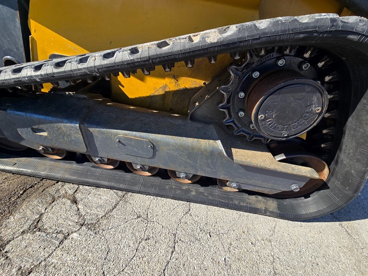 2012-deere-329d-image-30